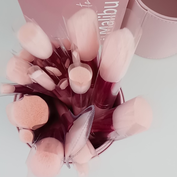 BeBella Take Me To Malibu 24 PCs Brush Set in a Case - Pastel Pink Brush Set - Picture 4 of 7